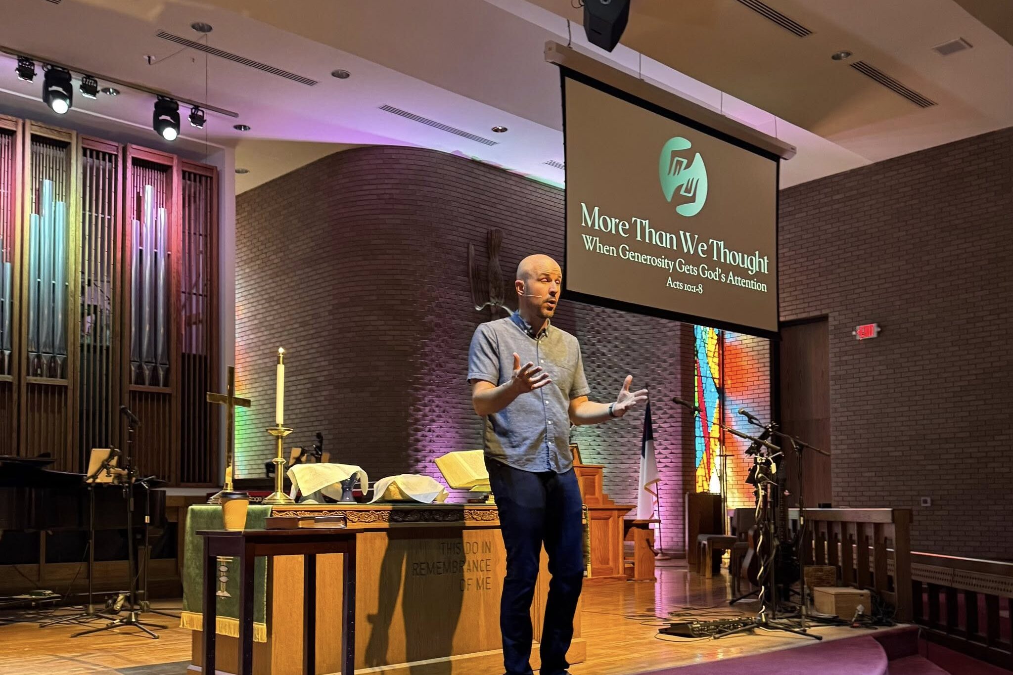 558981028_1335484505029490_5987076786287947941_n babys feet on white textile